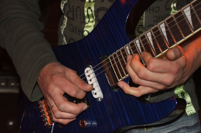 fot.Artek (canon) - gitarka...
