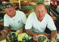 fot.Artek(Canon) - a Ci znów coś pysznego pałaszują...Kuchnia w Bułgari naprawdę jest wyśmienita...