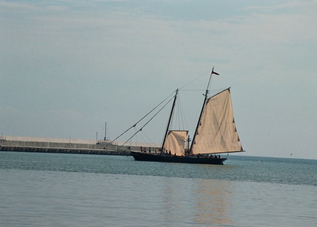 fot.Artek(Canon) - żaglowiec wchodzi do portu