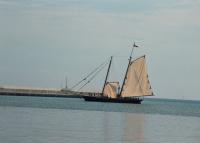 fot.Artek(Canon) - żaglowiec wchodzi do portu